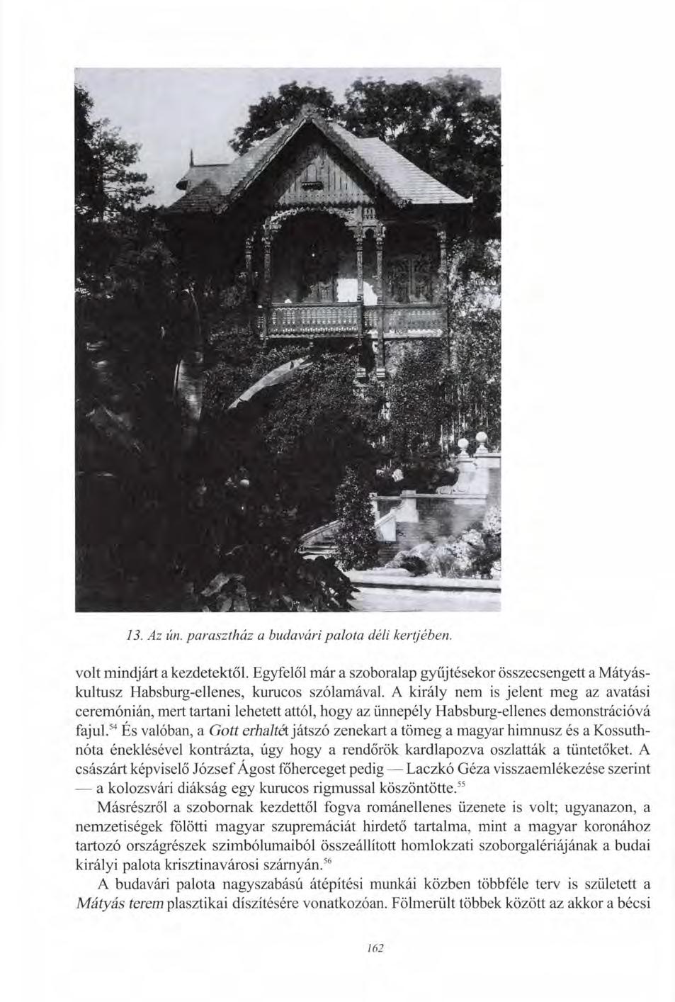 13. Az ún. parasztház a budavári palota déli kertjében. volt mindjárt a kezdetektől. Egyfelől már a szoboralap gyűjtésekor összecsengett a Mátyáskultusz Habsburg-ellenes, kurucos szólamával.