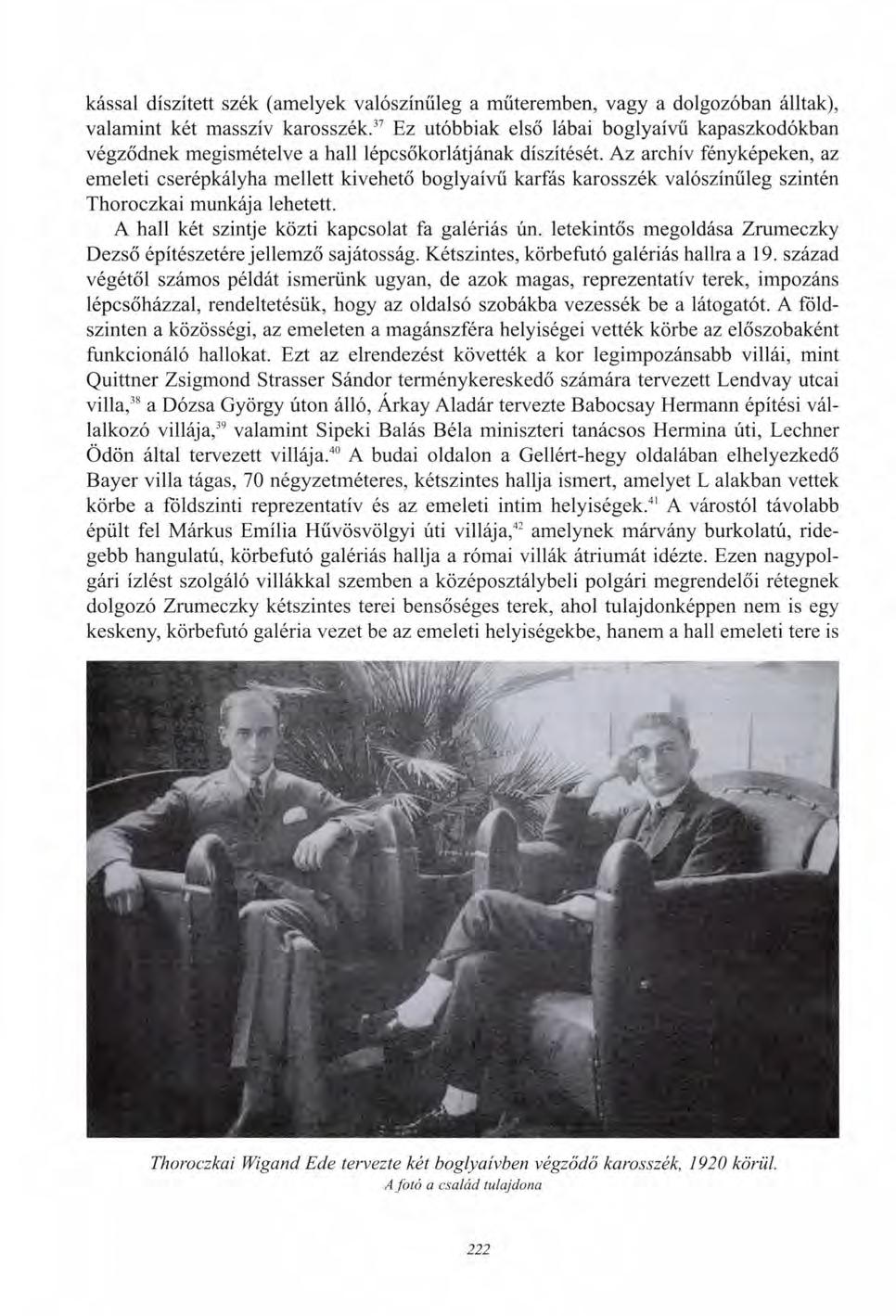 kassal díszített szék (amelyek valószínűleg a műteremben, vagy a dolgozóban álltak), valamint két masszív karosszék.