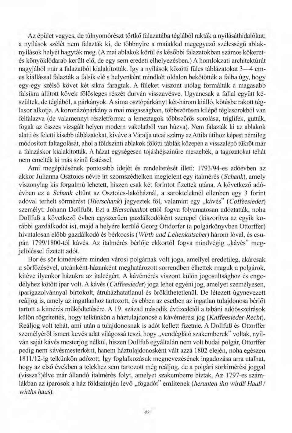 Az épület vegyes, de túlnyomórészt törtkő falazatába téglából rakták a nyílásáthidalókat; a nyílások szélét nem falazták ki, de többnyire a maiakkal megegyező szélességű ablaknyílások helyét hagyták