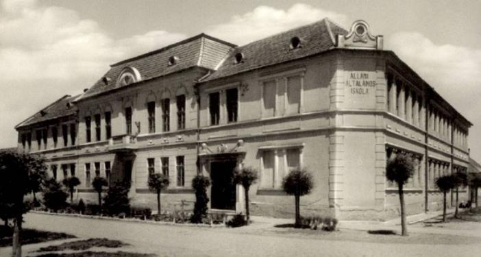 Kossuth Lajos utca Kossuth tér saroképület, mely a református