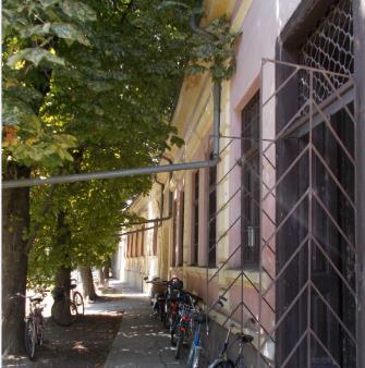 Kisvárosias beépítés a Kossuth utca mentén a településközpontban és a Kossuth téren A főút