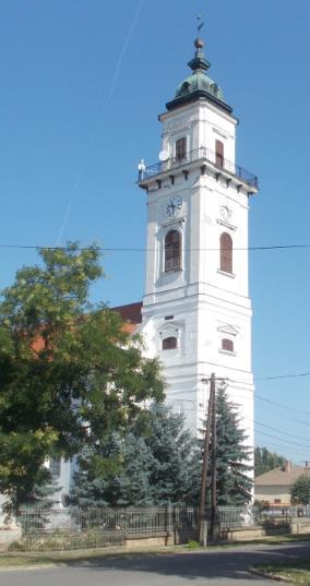 az úttal párhuzamos gerincű nyeregtetős házak állnak.