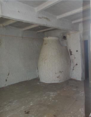 A hagyományos parasztházak fa tornáccal, deszkázott,