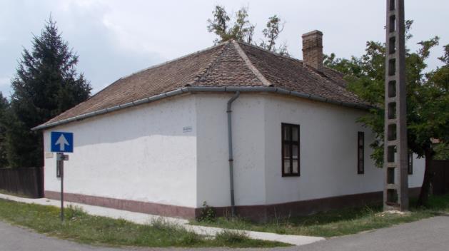 Néhány előtornácos ház is megmaradt a halászfaluban.