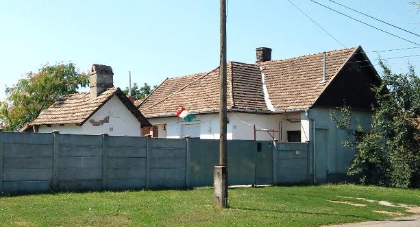 Ha ezen a területen építünk új házat, akkor a beépítésnél még jobban kell figyelni a szomszédos épületek formájára, tetőidomaira,