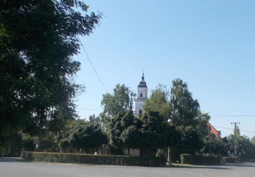 településközponthoz vezető Kossuth utca a templom felé.
