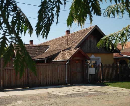 Az építési telek körül kialakult tetőformához alkalmazkodni kell.