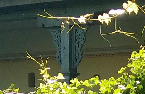 Az itt élő emberek büszkék a szép tornácos