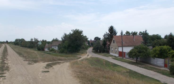 Kis teresedés a kutak mellett látható, ahol a falusi közösségi élet színtere is volt, itt találkoztak az emberek.