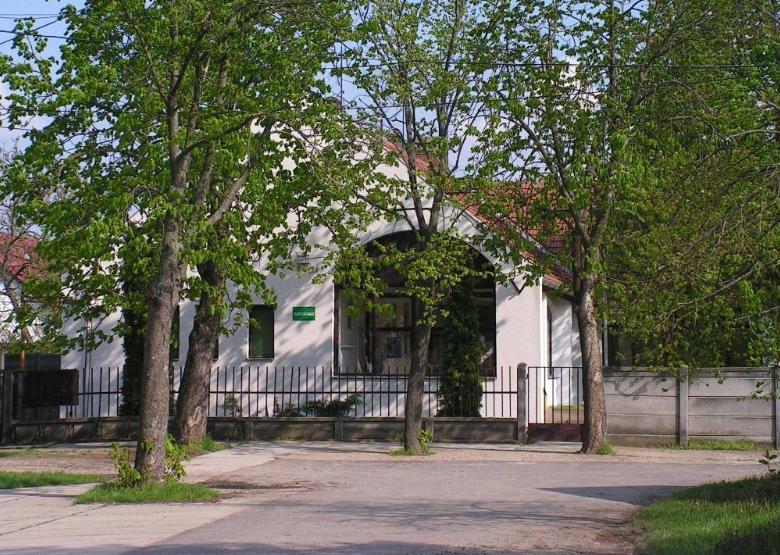 A színek használata is mintaszerű, követendő példa az új épületek tervezésénél. Az utcai előkert beültetése is csodaszép.