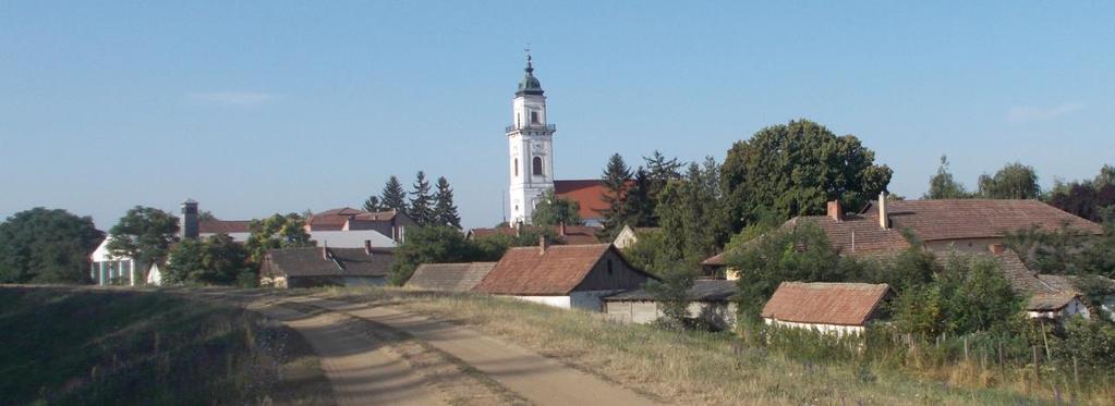 A Kettős-Körös hullámtere vadregényes, ligetes tájék, a bal partján a hullámtér helyenként 100 méteres, a töltés lábánál kubikgödrök sora húzódik.