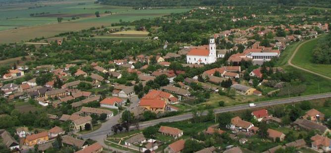 álló lakóházak épülnek, utcára merőleges nyeregtetősek, sokszor tornácosak, de sokkal nagyobb telkeken. A településközpontban megmaradt ősi halmaztelepülés utcarendszere ma is látható.