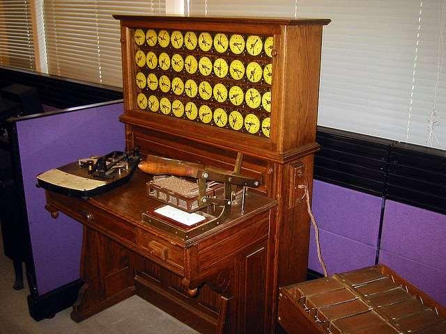 1886-ban Herman Holleriht lyukkártya-feldolgozó gépet talált fel, melyet az