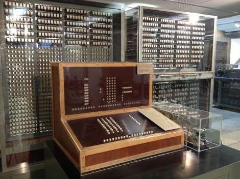 Konrad Zuse német mérnök 1941-ben elkészítette a világ első programvezérlésű, kettes számrendszerben dolgozó, elektromechanikus számológépét. 1. generáció: A számítógépek első generációjában (1943-1958) a számítógépek már teljesen elektronikusak voltak.