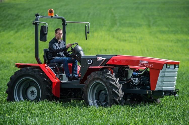 A Renner 5044 traktor a