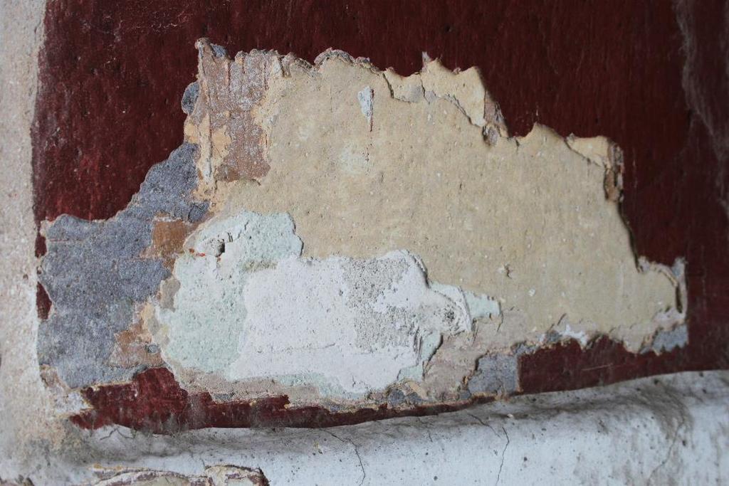 kutatóablak A pilaszter fejezetén lévő köténydísz belső beugró mezőjében készült. A barnászszürke színű, (szemrevételezés alapján) mészhabarcsot nagy számú festékréteg fedi. Rétegek: 1.