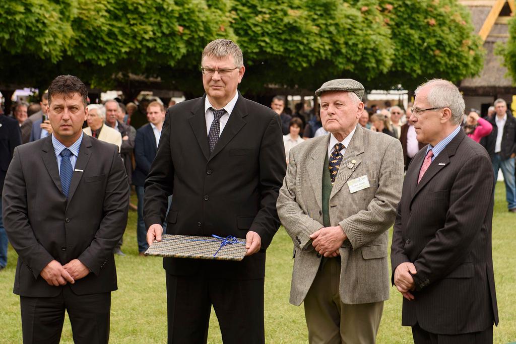 MÁSz-díjak A Magyar Állattenyésztők Szövetsége minden évben egy személy részére ítéli oda a Horn Artúr-díjat. Ebben az elismerésben az idén prof. dr. Szabó Ferenc részesült.