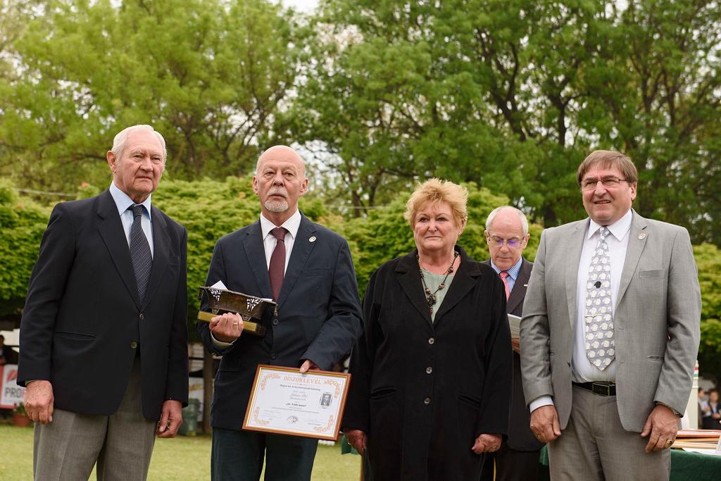 A Magyar Állattenyésztők Szövetsége összevont tenyésztési nagydíját a kiállításon legeredményesebben szereplő Abaúji Papp Charolais Kft., Alsóvadász kapta.