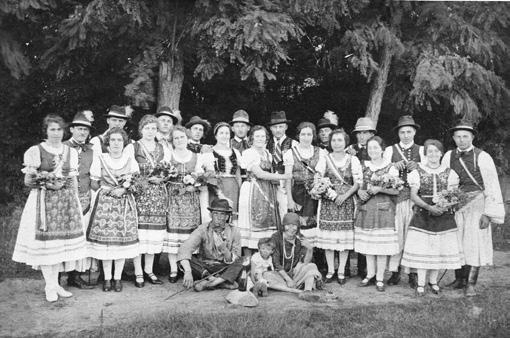 Szüreti mulatsági párok 1928-ban (már hiányos felismeréssel) 1. Panics József-Pintér Mária 2. Kardos István-Fodor Mária 3. Czár István-Borbély Margit 4. Hőgye István-Gelencsér Emilia 5.? 6.
