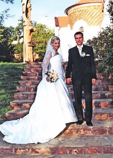 Kovács János-Majlinger Anikó (2007) A koszorúslányok és a gyerekek szerepének visszatérése A század 50-60-as éveiben, amikor az esküvők külsőségeikben is és tartalmukban is egyszerűbbé váltak, a