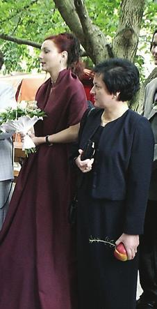 És a hosszú időn keresztül elmaradt régi szokás, hogy a templomba rozmaringággal tűzött almát visznek, kezd visszatérni. Az újabb esküvőkön esetenként már feltűnik.