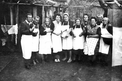 Gazdaasszonyok Horváth Árpád lakodalmában (1973) Krizsán Károly, Pintér Jánosné, Horváth Istvánné, Mátraházi Jánosné, Köcski Ferencné, Szentpáli Gyuláné, Krizsán Károlyné, Horváth Józsefné,
