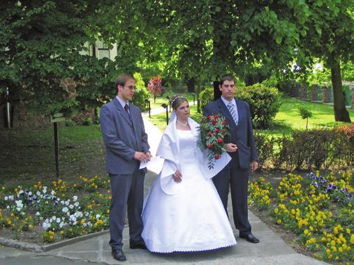 A középső testvér, Szőke Szabolcs menyasszonyának, Pusztai Mónikának kikérése (2005) A két családból a vőfélyek: Szőke Csongor és Pusztai István Ahogy azonban tervezték a nagy esküvőket, és hogy