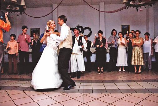 Kovács János-Majlinger Anikó lakodalma (2007) A menyecskeruha és az újember öltözetének változása Éjfél után az ifjú pár új öltözetben visszatér, és folytatódik a lakodalom a maga hagyományos