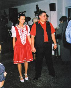 Herr Norber-Ács Szilvia (2001) A menyecsketánc Amikor a menyasszony és a vőlegény az átöltözés után megjelenik, az első vőfély újra színre lép. A menyecsketánc bejelentése Halljunk szót!