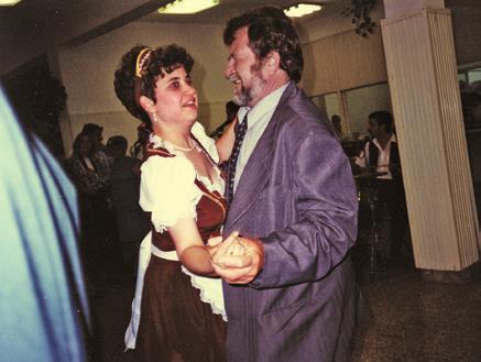 vőfély fogadja az ajándékokat