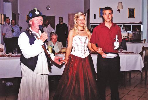 Kovács János-Majlinger Anikó lakodalma (2007) A hangulat fokozására esetenként megjelenik Fonyódon is a tánc közbeni csujogatás, a rikkantás.