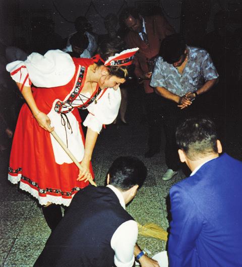 Közben bővülnek a táncok is. A hagyományos csárdás, fox, polka, keringő mellett az 50-es években kedvelt tánc lett a lovacska, a 80-as években a kacsatánc.