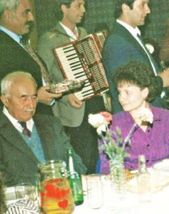 Talán az 1990-es évek után e téren is jelentős változás következik be, amikor a rádióban és a televízióban neves zenészek, énekesek (Bangó Margit, Lagzi Lajcsi, Kadlott Károly) szerepelnek régi