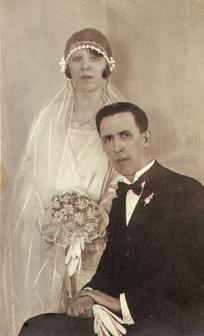 A fényképész-dinasztia esküvői fényképeiken: Bellai Elvira-Honti István (1929) Honti Lúcia-Komáromi Ferenc (1948) A század