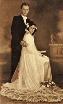 Az 1950-60-as években az esküvői párosképet még nagyíttatják, és aranykeretben felteszik valamelyik szoba falára, de ahogy