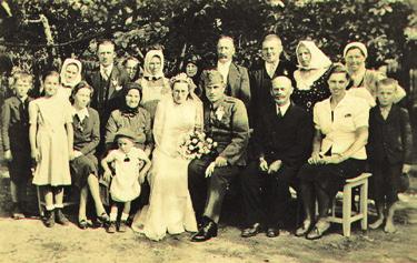 Takács Károly-Borbély Mária esküvője (1943) A tartalékos aknaszedő szakaszvezetőhöz jó volt a sors. Szerencsésen túlélte a háborút.