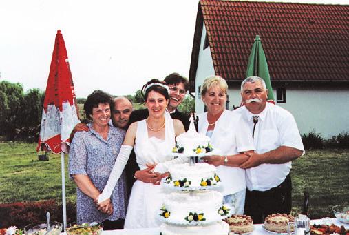 denki választhatott magának, de a kérés jelzésére pincérek szolgáltak föl az asztalokhoz, de bárhová a kertben, amerre a vendégek sétáltak, beszélgettek vagy éppen táncoltak.