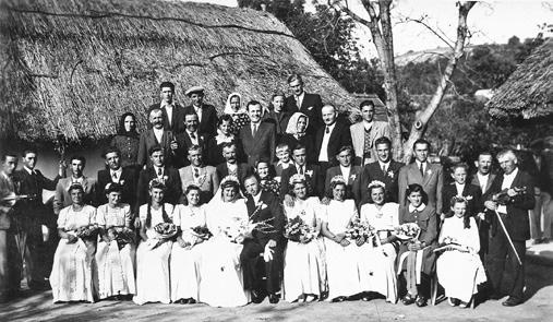 Jancsikics János-Györkös Kornélia esküvője (1950) Az esküvő A házasság törvényessége, az anyakönyvezés A házasságkötés hivatalos intézése, az anyakönyvezés, és hozzá még a templomi esküvő is, hosszú