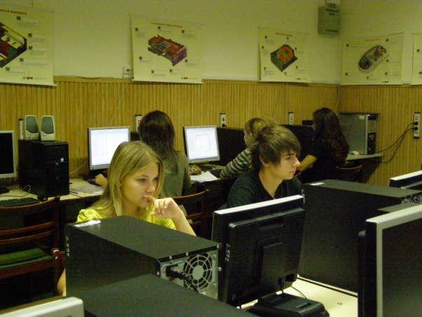 INFORMATIKAI ESZKÖZEINK minden tantermünkben projektor található, hét számítógépteremben 150 db korszerű számítógépekből álló iskolai hálózat, az oktatás és a tanulók egyéni felkészülése során