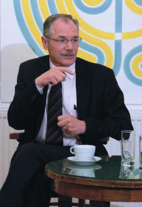 XI. évfolyam 5. szám 2010. május 17. Humán tényező 5 gondolkodó Orvos-kutató, aki a lelki egészséget is fontosnak tartja, és a népegészségügy fejlesztését a klinikai csúcskutatással együtt kezeli.