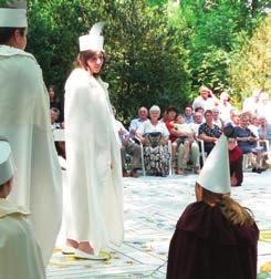 Ez az Ősképeskönyv a festett kazetták nyelv-tanát írja le, majd a mennyezetek jelentését sakk-lépésekben játssza el. Mária A Huszár előre ugrik.