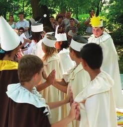 A festett kazettás mennyezet így lehet a liturgia része, sőt annak mennyei kottája.