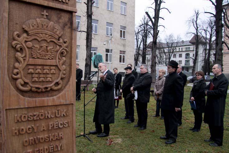 Az ünnepség részeként ismertették a Romániai Magyar Orvos- és Gyógyszerészképzésért Egyesület által szervezett továbbképzõ programokat, és az elsõ emeleti Tanácsteremben megnyitották Gyarmathy János