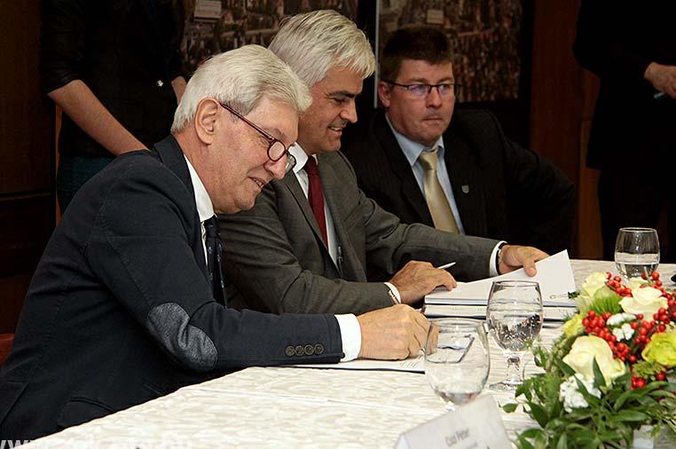 38 Koraszülött Mentorprogram indult a Gyermekgyógyászati Klinikán APécsi Tudományegyetem Gyermekgyógyászati Klinikáján mûködõ Szívbeteg Gyermekekért Alapítvány 576,98 millió Ft vissza nem térítendõ