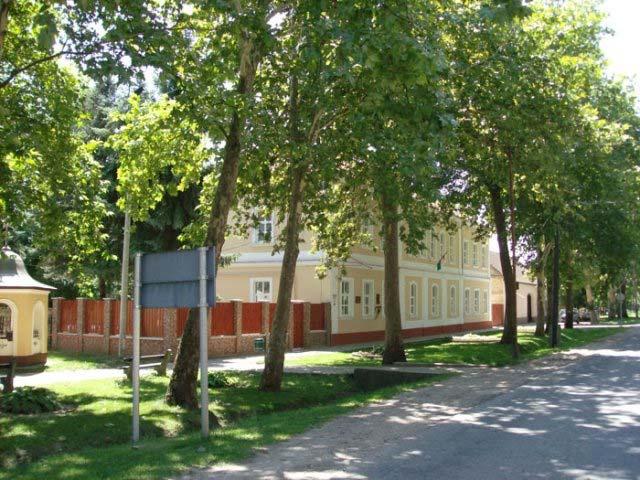 ÖRÖKSÉGÜNK 3 7 Csongrád megye építészeti öröksége igen sokszínűnek és gazdagnak mondható.