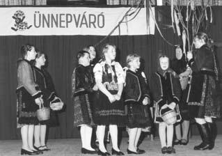 olklórna skupina detí z Podzoboria na kultúrnom podujatí v Komárne, 2000 (foto Viktor Krüger.