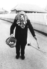 Prvé hodnoverné dokumentovanie vlèianskeho chodenia s klátom, zachytávajúce stav z roku 1970, vzniklo vïaka Károlyovi Móroczovi (Mórocz 1972; Mórocz 1978), a neskôr uskutoènila terénny výskum a