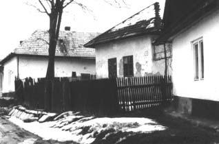 storoèia aj v prípade obytných domov, je vysvetlite¾ný prírodnými podmienkami južnej moèaristej a vlhkej oblasti (podrobnejší opis stavebnej techniky bol už uvedený v súvislosti so Žitným ostrovom).