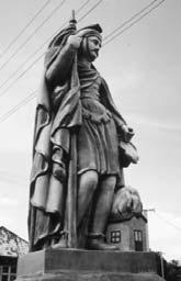 Kaplnka a socha na oltári v Nesvadoch (foto József Liszka, 1998) Socha sv. loriána vo Svodíne (foto Ilona L.