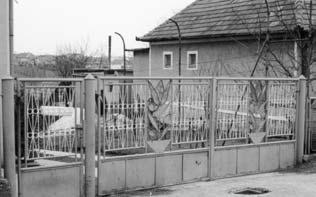 vchodom obytného domu, nazývaného bótív alebo gádor. Strešná konštrukcia bola tradiène drevená.